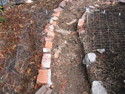 A barrier against scratching birds that really works